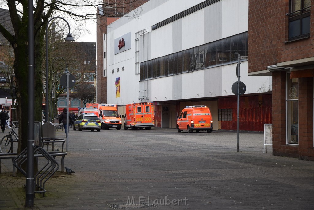 Einsatz BF Koeln Messerstecherei Koeln Porz Josefstr P02.JPG - Miklos Laubert